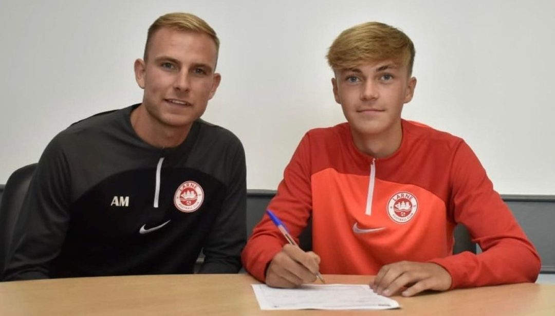 Sean Brown signs professional contract