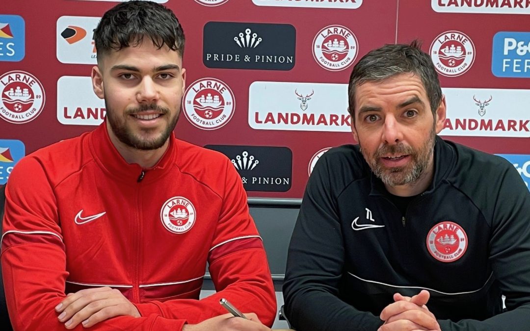 Aretzis signs his first professional contract