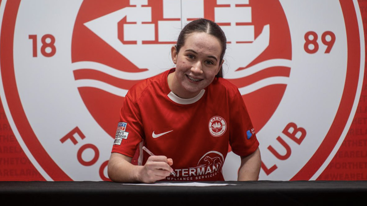 AnnaWalshLarne Anna Walsh signs for the Inver Reds