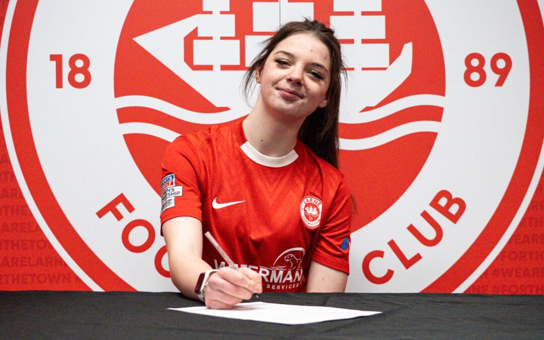 Cleo Hagans signs for the Inver Reds