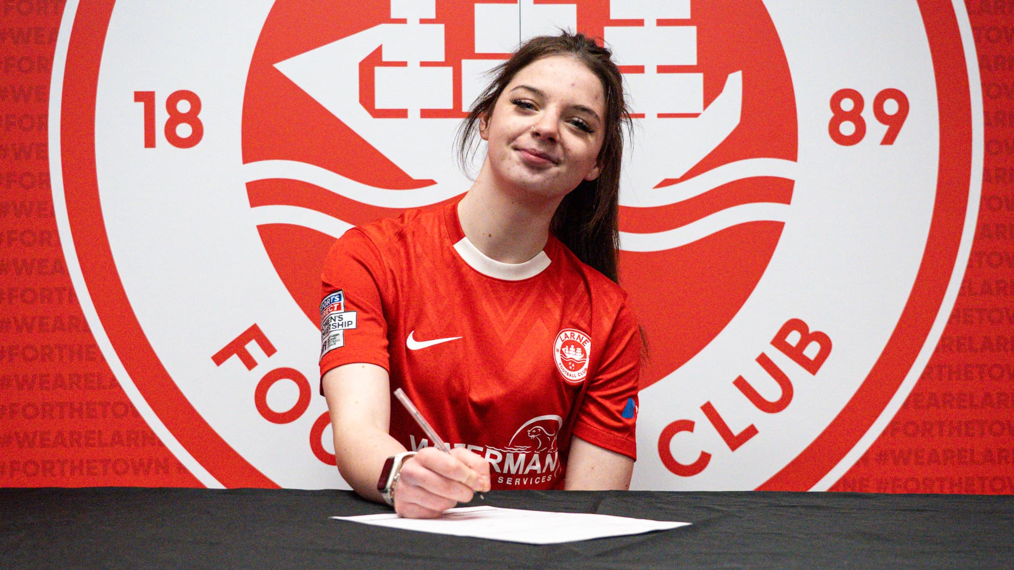 _LRN8742 (1) Cleo Hagans signs for Larne FC Women.