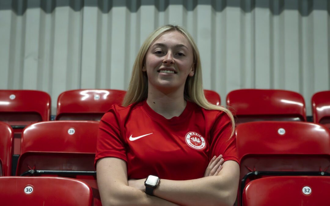 Aimee Johnston signs for the Inver Reds